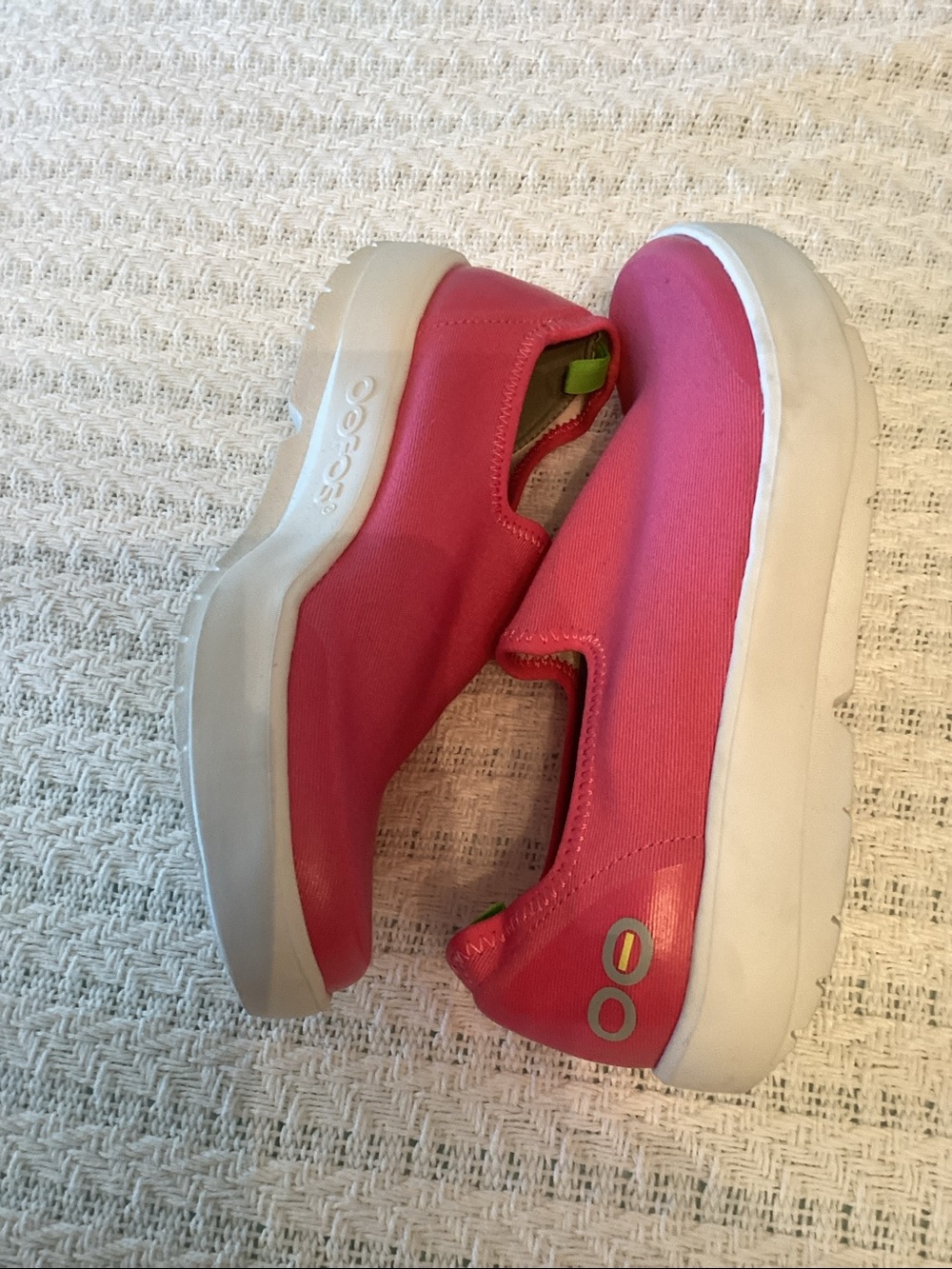 OOFOS oomega eezee low canvas slip-on Neon Berry size 9 - Picture 6 of 7